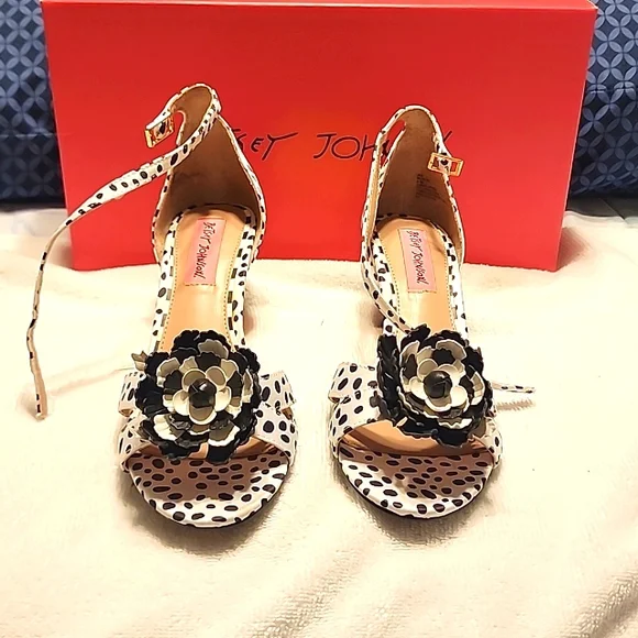 Women's Betsey Johnson - Picture 3 of 6